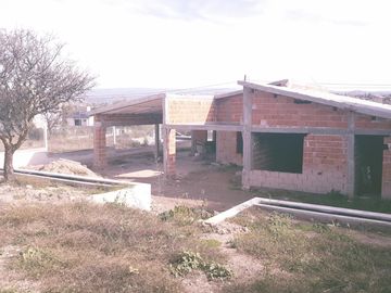 CHALET EN CONSTRUCCIÓN EN BARRIO CERRADO EL DORADO II. FRENTE AL RIO SAN ANTONIO Y A 10 MINUTOS DEL CENTRO DE VILLA CARLOS PAZ