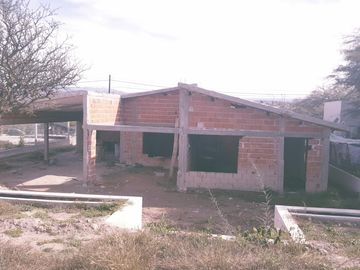 CHALET EN CONSTRUCCIÓN EN BARRIO CERRADO EL DORADO II. FRENTE AL RIO SAN ANTONIO Y A 10 MINUTOS DEL CENTRO DE VILLA CARLOS PAZ