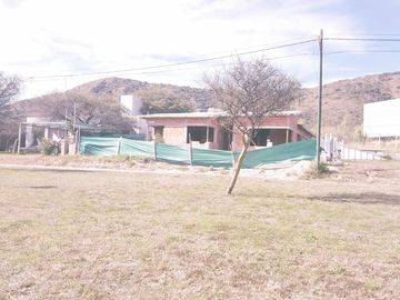 CHALET EN CONSTRUCCIÓN EN BARRIO CERRADO EL DORADO II. FRENTE AL RIO SAN ANTONIO Y A 10 MINUTOS DEL CENTRO DE VILLA CARLOS PAZ