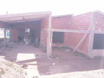 CHALET EN CONSTRUCCIÓN EN BARRIO CERRADO EL DORADO II. FRENTE AL RIO SAN ANTONIO Y A 10 MINUTOS DEL CENTRO DE VILLA CARLOS PAZ