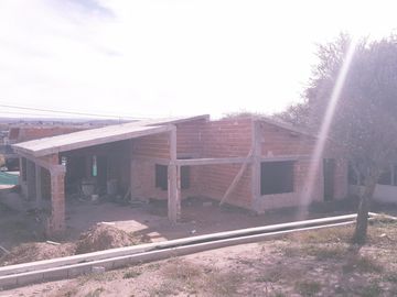 CHALET EN CONSTRUCCIÓN EN BARRIO CERRADO EL DORADO II. FRENTE AL RIO SAN ANTONIO Y A 10 MINUTOS DEL CENTRO DE VILLA CARLOS PAZ