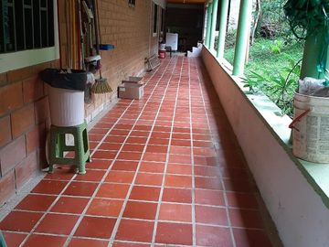 FINCA DE RECREO ASEQUIBLE A 3 MINUTOS DESDE BARBOSA ANTIOQUIA COLOMBIA.