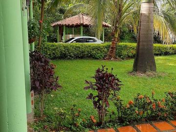 FINCA DE RECREO ASEQUIBLE A 3 MINUTOS DESDE BARBOSA ANTIOQUIA COLOMBIA.