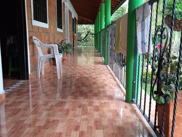 FINCA DE RECREO ASEQUIBLE A 3 MINUTOS DESDE BARBOSA ANTIOQUIA COLOMBIA.