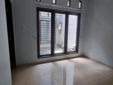 Rumah Strategis di Pesona Khayangan, Depok 8063