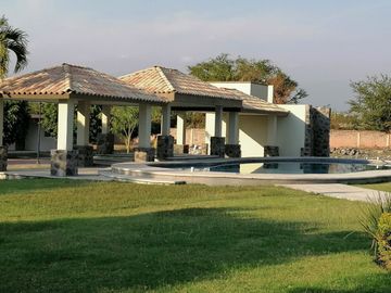 CASA DE 200 METROS, CON ALBERCA, FOVISSSTE, INFONAVIT. SÓLO 33 CASAS