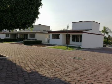 CASA DE 200 METROS, CON ALBERCA, FOVISSSTE, INFONAVIT. SÓLO 33 CASAS