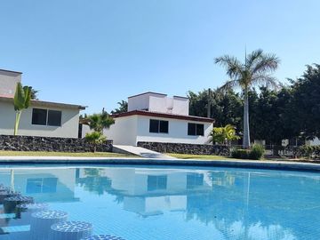 CASA DE 200 METROS, CON ALBERCA, FOVISSSTE, INFONAVIT. SÓLO 33 CASAS