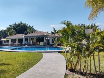 CASA DE 200 METROS, CON ALBERCA, FOVISSSTE, INFONAVIT. SÓLO 33 CASAS