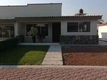 CASA DE 200 METROS, CON ALBERCA, FOVISSSTE, INFONAVIT. SÓLO 33 CASAS