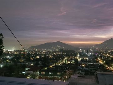 Casa en Venta en Casa Cerro 18 Norte, Lo Barnechea - 4 dormitorios, 1 baño, gran terraza con vista a la comuna