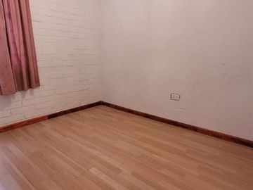 Casa en Venta en Casa Cerro 18 Norte, Lo Barnechea - 4 dormitorios, 1 baño, gran terraza con vista a la comuna