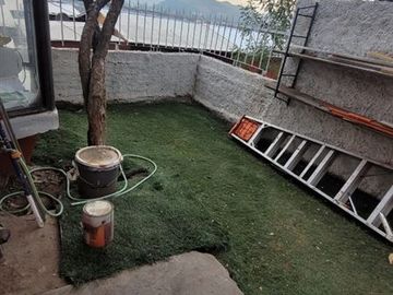 Casa en Venta en Casa Cerro 18 Norte, Lo Barnechea - 4 dormitorios, 1 baño, gran terraza con vista a la comuna
