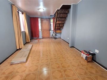 Casa en Venta en Casa Cerro 18 Norte, Lo Barnechea - 4 dormitorios, 1 baño, gran terraza con vista a la comuna