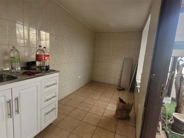 Casa en Venta en Casa Cerro 18 Norte, Lo Barnechea - 4 dormitorios, 1 baño, gran terraza con vista a la comuna