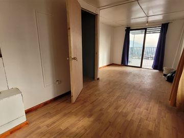 Casa en Venta en Casa Cerro 18 Norte, Lo Barnechea - 4 dormitorios, 1 baño, gran terraza con vista a la comuna
