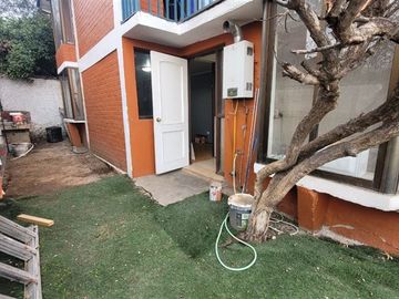 Casa en Venta en Casa Cerro 18 Norte, Lo Barnechea - 4 dormitorios, 1 baño, gran terraza con vista a la comuna