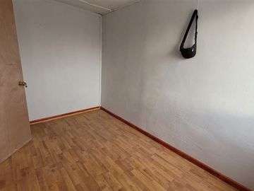 Casa en Venta en Casa Cerro 18 Norte, Lo Barnechea - 4 dormitorios, 1 baño, gran terraza con vista a la comuna