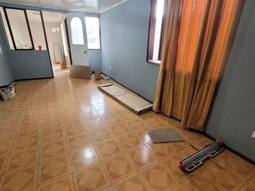 Casa en Venta en Casa Cerro 18 Norte, Lo Barnechea - 4 dormitorios, 1 baño, gran terraza con vista a la comuna