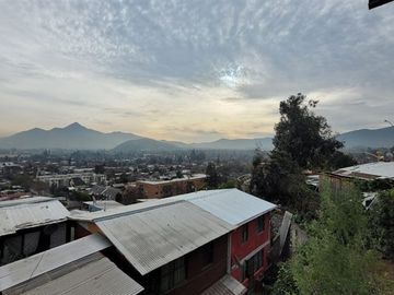 Casa en Venta en Casa Cerro 18 Norte, Lo Barnechea - 4 dormitorios, 1 baño, gran terraza con vista a la comuna