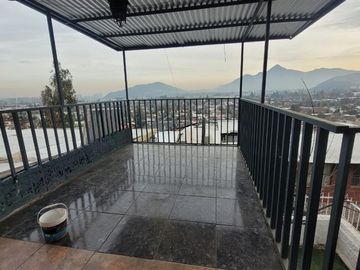 Casa en Venta en Casa Cerro 18 Norte, Lo Barnechea - 4 dormitorios, 1 baño, gran terraza con vista a la comuna