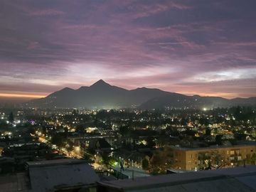 Casa en Venta en Casa Cerro 18 Norte, Lo Barnechea - 4 dormitorios, 1 baño, gran terraza con vista a la comuna