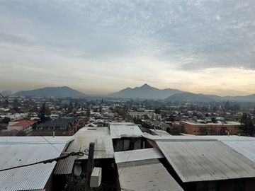 Casa en Venta en Casa Cerro 18 Norte, Lo Barnechea - 4 dormitorios, 1 baño, gran terraza con vista a la comuna