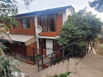 Casa en Venta en Casa Cerro 18 Norte, Lo Barnechea - 4 dormitorios, 1 baño, gran terraza con vista a la comuna