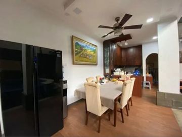 Rumah 2 Kavling Jadi 1 di Cluster Aralia Harapan Indah Bekasi