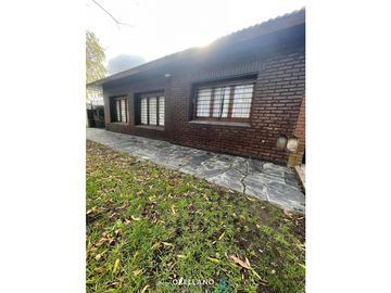 VENTA EXCELENTE CHALET CON PATIO Y PARRILLA EN FLORENCIO SANCHEZ