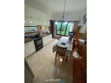 VENTA EXCELENTE CHALET CON PATIO Y PARRILLA EN FLORENCIO SANCHEZ