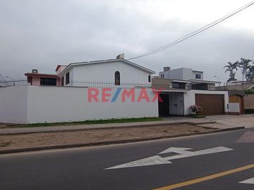 ¡ALQUILER DE CASA EN LA MOLINA, RESIDENCIAL MONTERRICO, ¡UNIFE!
Disfruta de esta amplia casa en una de las mejores zonas residenciales de La Molina,
