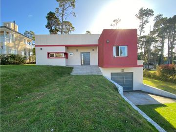 Casa moderna de tres dormitorios + dependencia. Amplio Garage