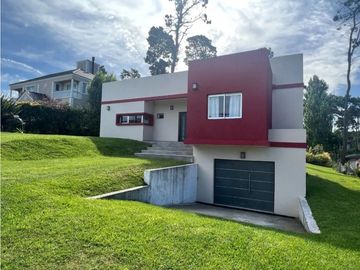 Casa moderna de tres dormitorios + dependencia. Amplio Garage