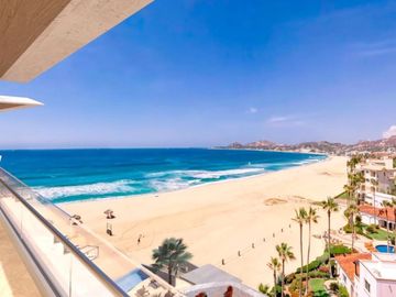 Condominio con vista al mar, techos altos, club de playa, concierge, carril de n
