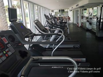 Condominio con vista al mar, techos altos, club de playa, concierge, carril de n