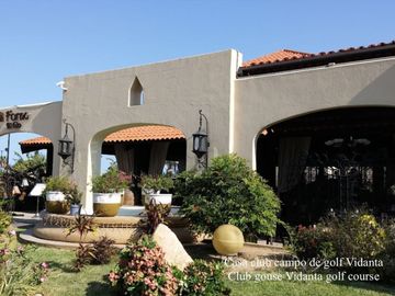 Condominio con vista al mar, techos altos, club de playa, concierge, carril de n