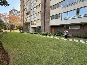 Bello Depto. en venta de 3D y 2B con 2 Estac en Providencia
