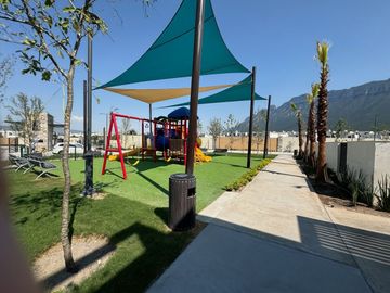 CASA EN VENTA EN ZONA CUMBRES DE 3 NIVELES