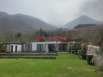 📍  Ubicada en el Condominio El Ensueño, en el kilómetro 42 de la Carretera Central, distrito de Ricardo Palma.

💡 Este hermoso lugar goza de un clim