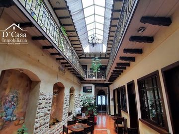 Hostal de Venta – Centro Histórico de Cuenca, 2 Locales Comerciales y 8 habitaciones.