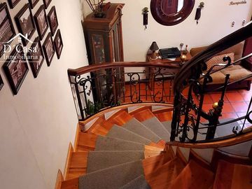 Hostal de Venta – Centro Histórico de Cuenca, 2 Locales Comerciales y 8 habitaciones.