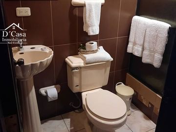 Hostal de Venta – Centro Histórico de Cuenca, 2 Locales Comerciales y 8 habitaciones.