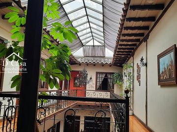 Hostal de Venta – Centro Histórico de Cuenca, 2 Locales Comerciales y 8 habitaciones.