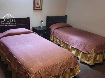 Hostal de Venta – Centro Histórico de Cuenca, 2 Locales Comerciales y 8 habitaciones.