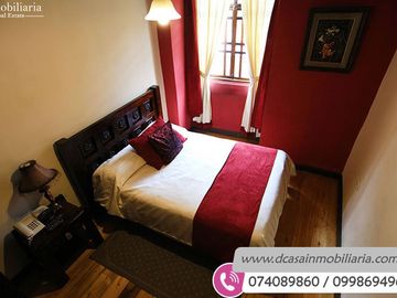 Hostal de Venta – Centro Histórico de Cuenca, 2 Locales Comerciales y 8 habitaciones.