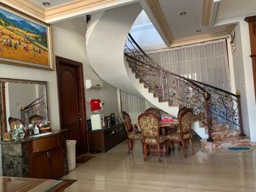 Dijual rumah di Villa Valencia