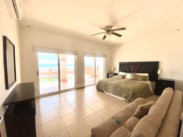 CASA EN VENTA EN SAN CARLOS, SONORA. De una planta frente al mar
