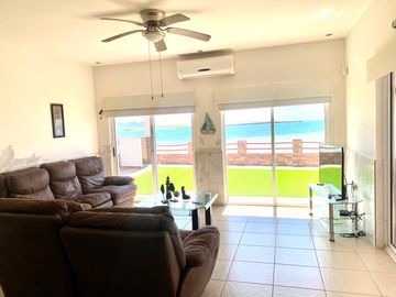 CASA EN VENTA EN SAN CARLOS, SONORA. De una planta frente al mar