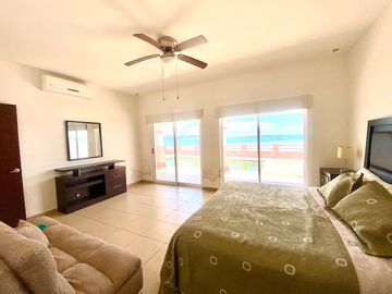 CASA EN VENTA EN SAN CARLOS, SONORA. De una planta frente al mar